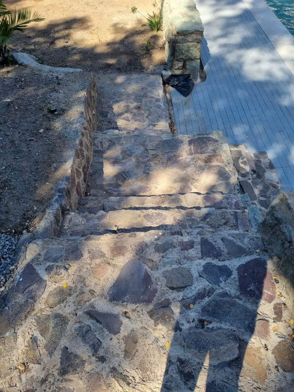 Escalinata de piedra hacia el área de piscina