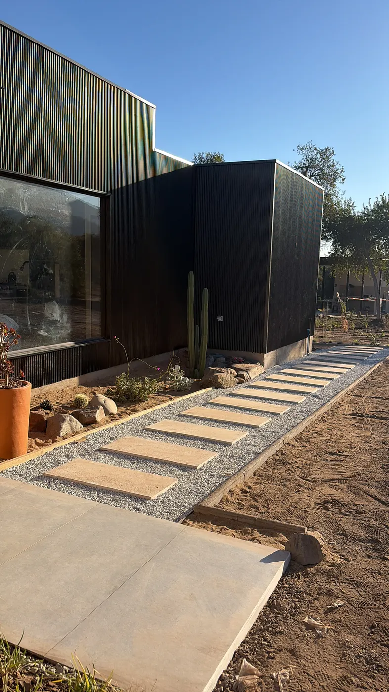 Casa de arquitectura contemporánea en Olmué, revestimiento oscuro